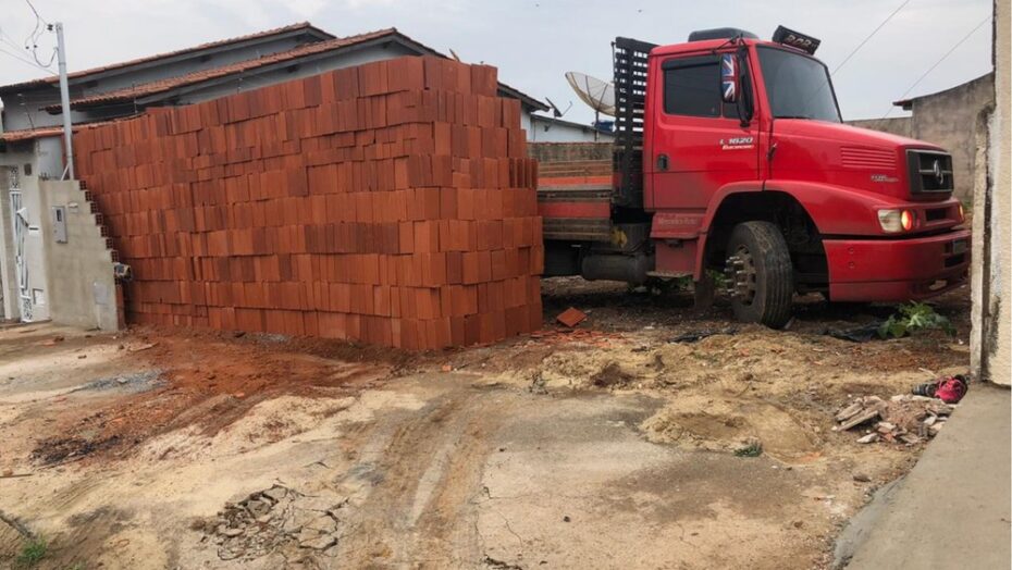 Motorista descarrega 5,5 mil tijolos com ajudante e deixa caminhão 'preso' em lote; VEJA VÍDEO - Agora RN
