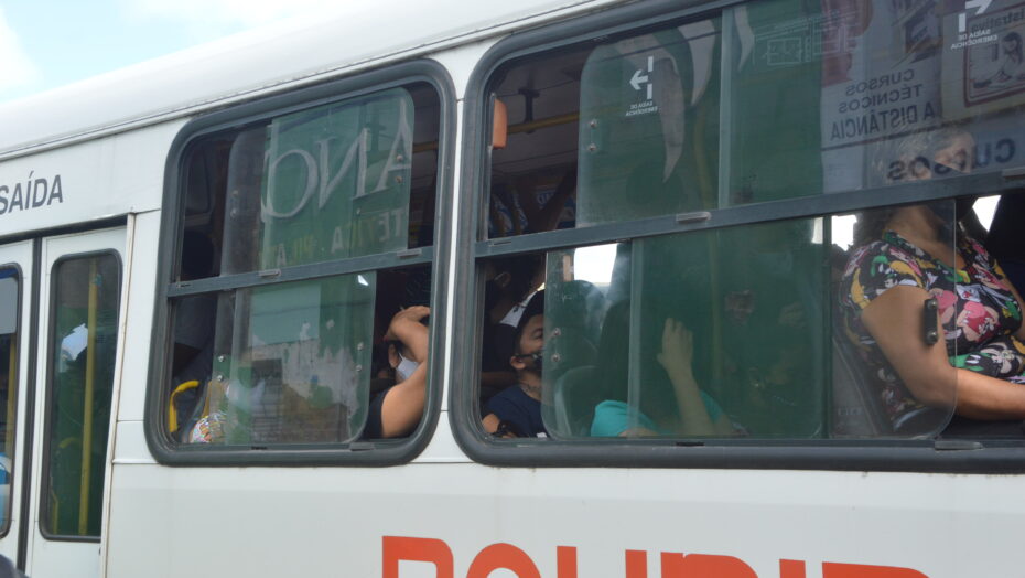 Em Natal RN, greve começa com ônibus lotados, paradas cheias e engarrafamento