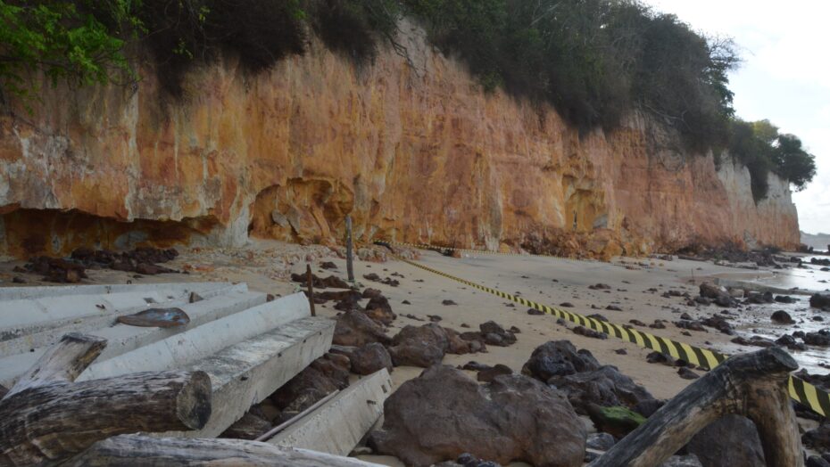 Prefeitura de tibau interdita 10 estabelecimentos próximos às falésias de pipa; defesa civil vai inspecionar o local
