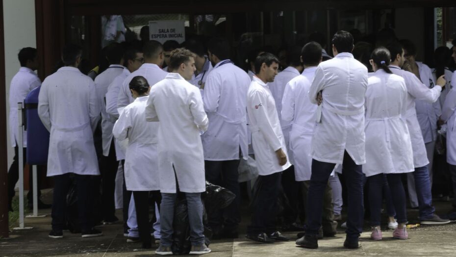 Médicos formados fora do brasil têm 1ª fase do revalida neste domingo