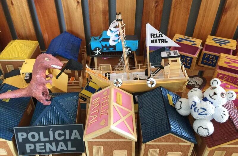 Filhos de internos de alcaçuz recebem brinquedos feitos no presídio