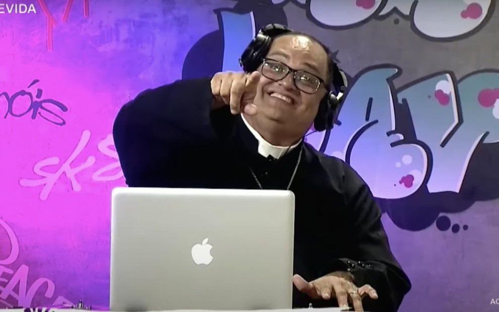 Padre Rave Padre viraliza na internet ao ser DJ de 'rave de missa'