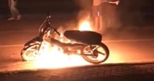 Após ser parado em blitz, adolescente coloca fogo na própria motocicleta