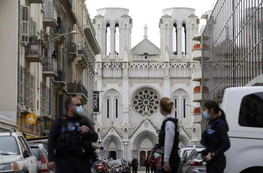 França abre investigação contra 76 mesquitas suspeitas de fomentar o extremismo