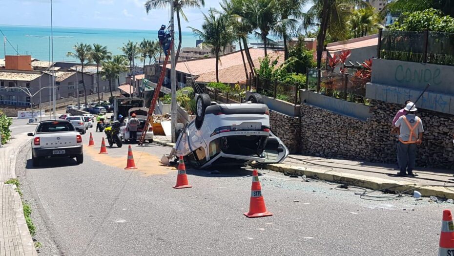 Carro capota na ladeira do sol em Natal RN na madrugada desta quinta-feira