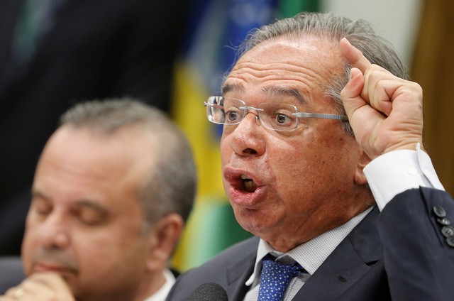 Guedes diz que auxílio só volta com congelamentos em educação e segurança