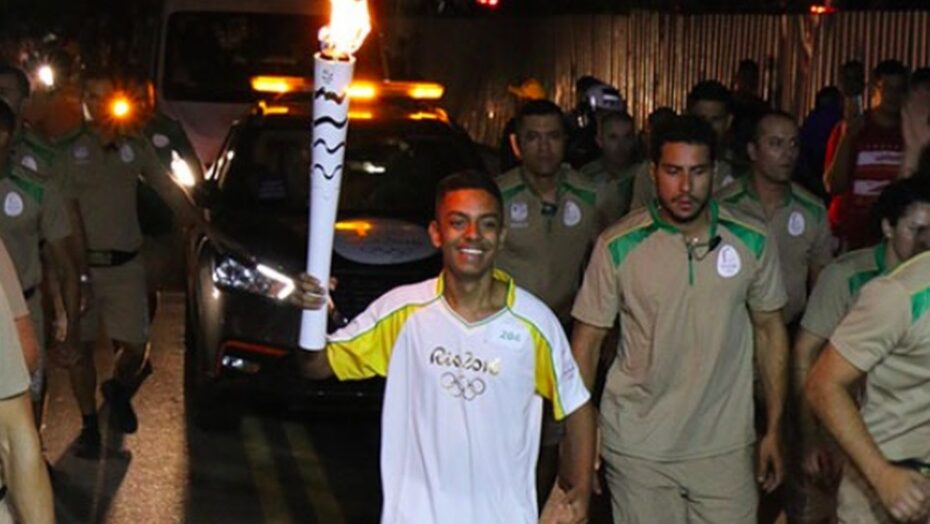 Condutores da tocha olímpica da rio 2016 colocam objeto à venda alegando necessidades financeiras