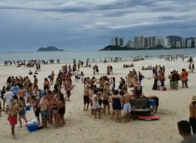 Apesar de restrições, litoral paulista tem praias invadidas e aglomerações
