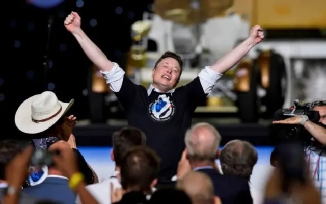 Elon musk chega ao topo de ranking do homem mais rico do mundo