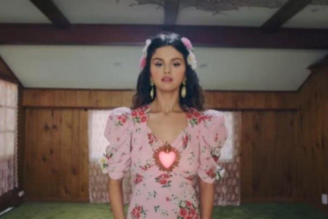 Selena gomez lança single em espanhol e se aproxima da cultura latina