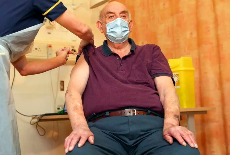 Britânico de 82 anos se torna primeira pessoa do mundo a receber vacina oxford/astrazeneca