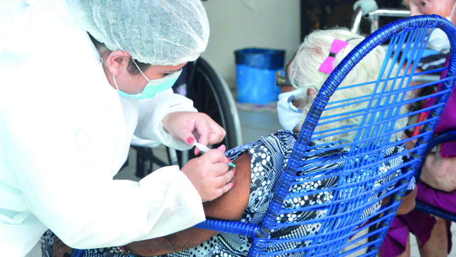 Idosos residentes em instituições de Natal RN são imunizados contra a covid-19