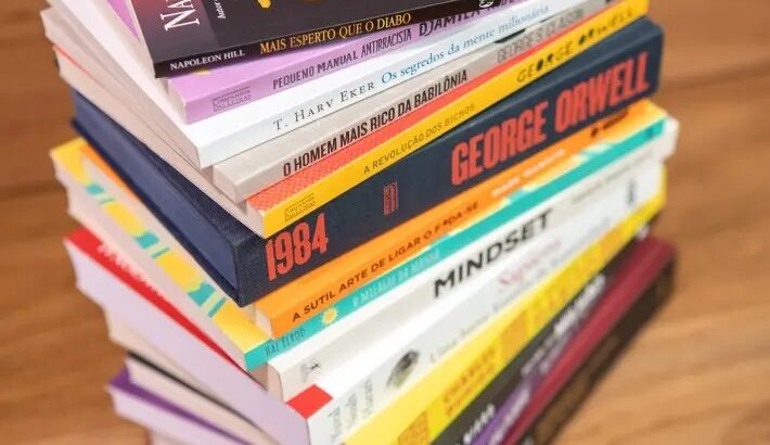 Conheça os livros mais vendidos no brasil em 2020