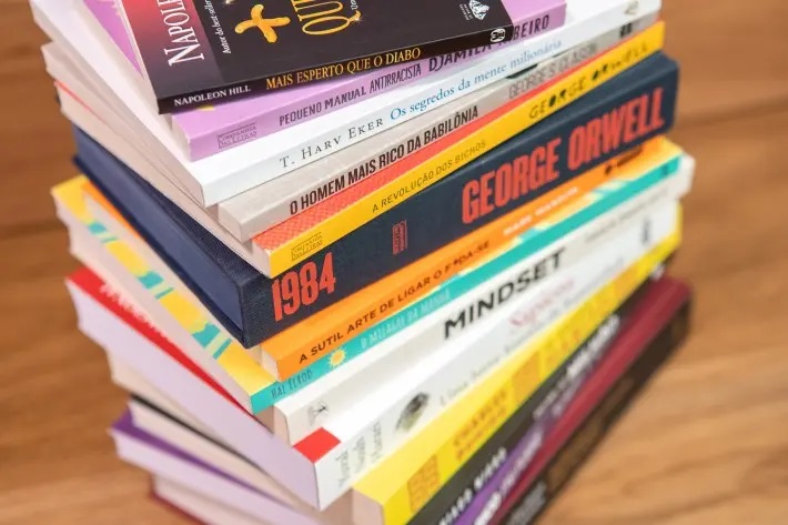 Conheça os livros mais vendidos no brasil em 2020