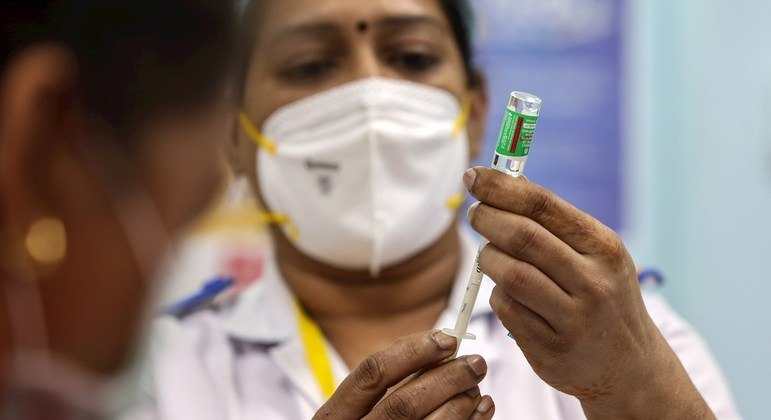 Índia põe países vizinhos à frente do brasil na fila para vender vacina