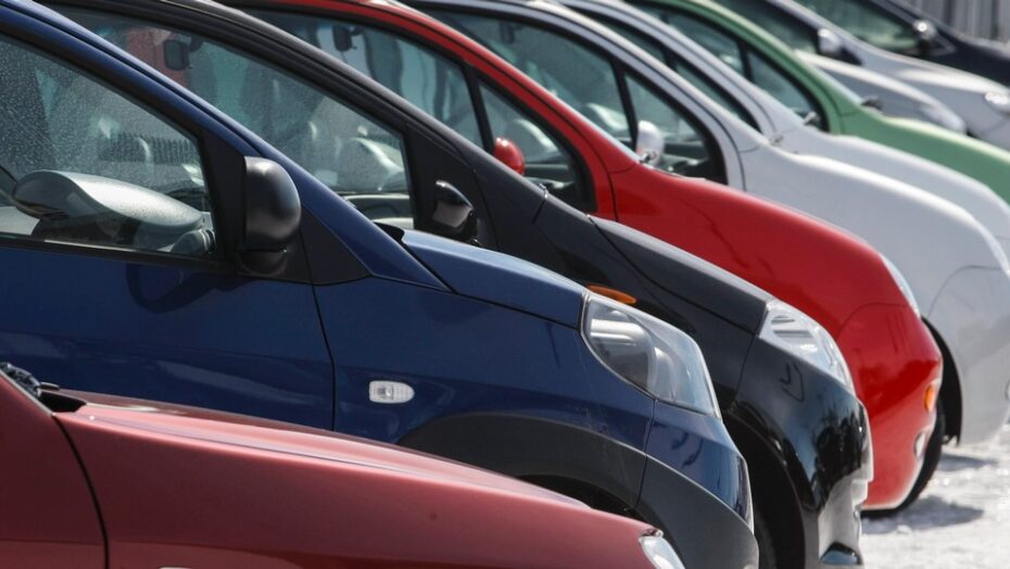 Vendas de veículos têm queda de 21,6% em 2020, diz fenabrave