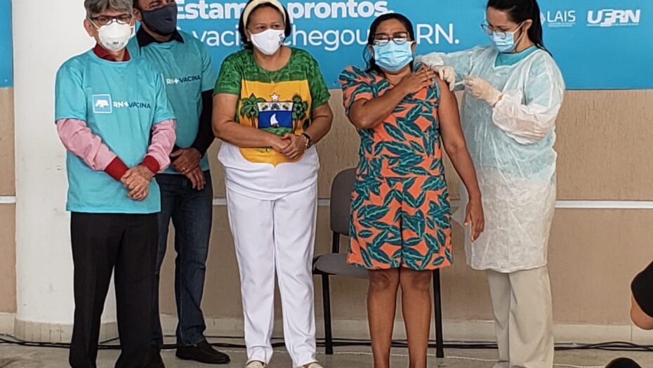 Técnica de enfermagem de Natal RN é a primeira pessoa vacinada no Rio Grande do Norte