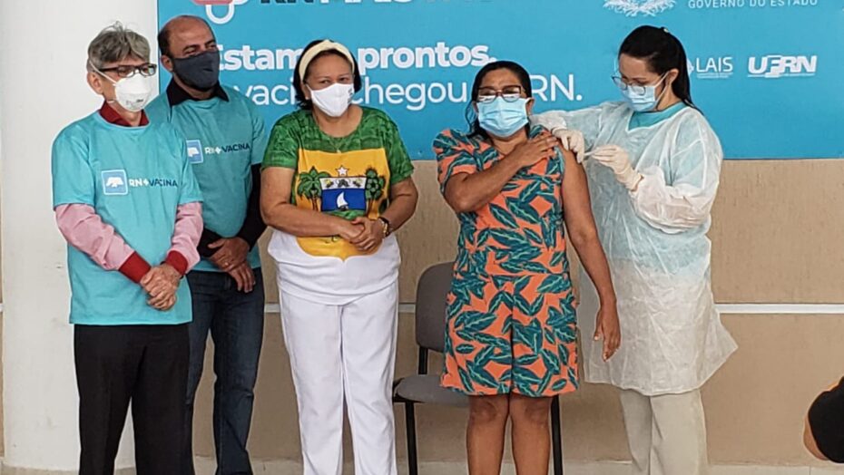 “chegou a ser um sonho e hoje é esperança”, diz emocionada a primeira vacinada contra covid-19