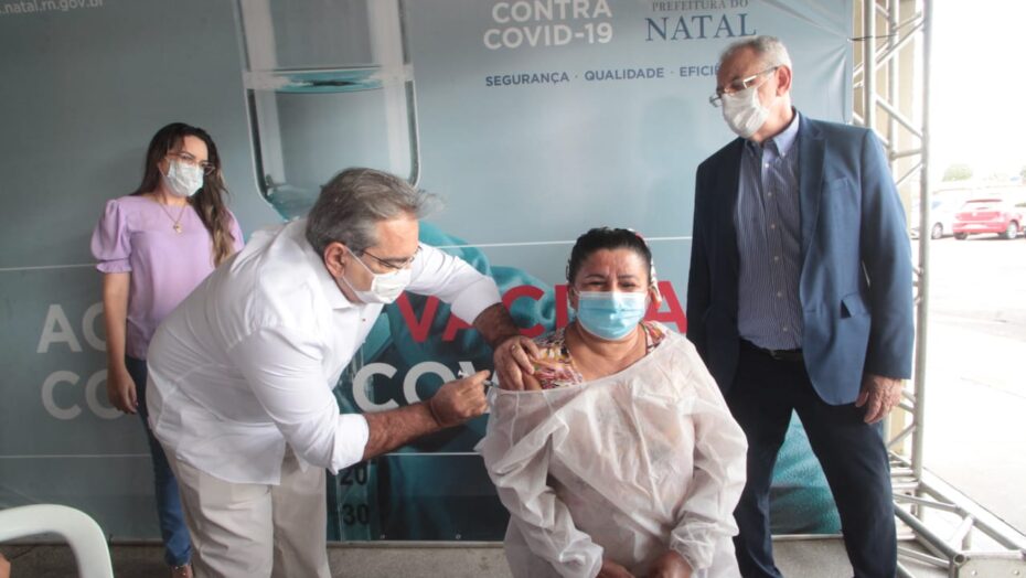 Profissionais da saúde começam a ser vacinados contra covid-19 em Natal RN