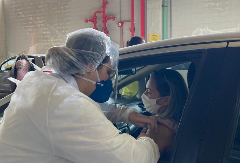 Fotos: campanha de vacinação da covid-19 começa no drive-thru da arena das dunas