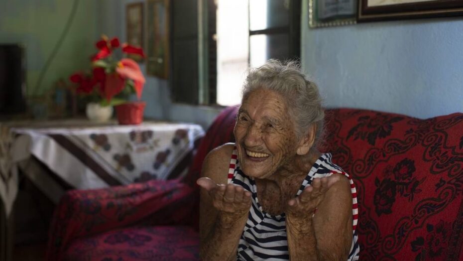 Idosa de 108 anos abre mão de vacina no interior do rio: ‘deixo para quem pode viver mais’