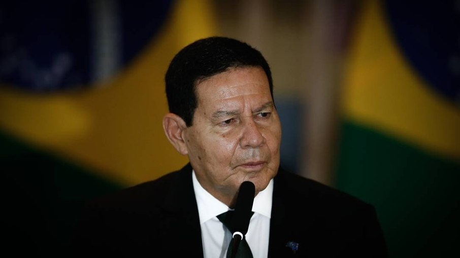 Bolsonaro vai ‘tomar pau’ recriando ou não o auxílio emergencial, diz mourão