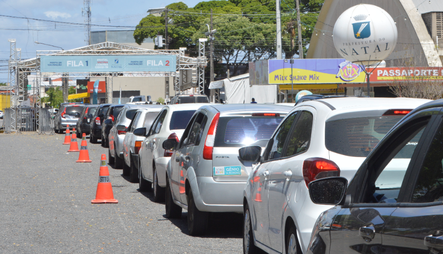 Idosos enfrentam longa fila de carros para vacinação contra a covid-19 em Natal RN