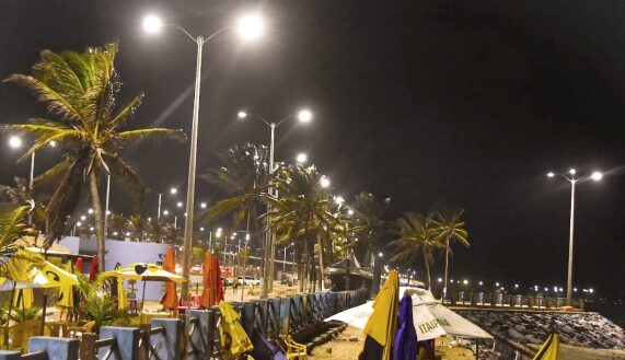 Obra de iluminação das praias do meio e dos artistas, em Natal RN, é concluída