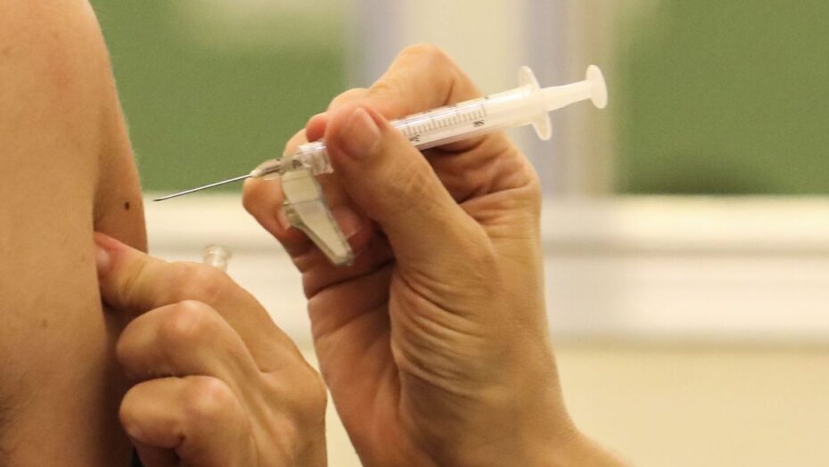 Imunidade pós-vacina pode demorar semanas, dizem especialistas