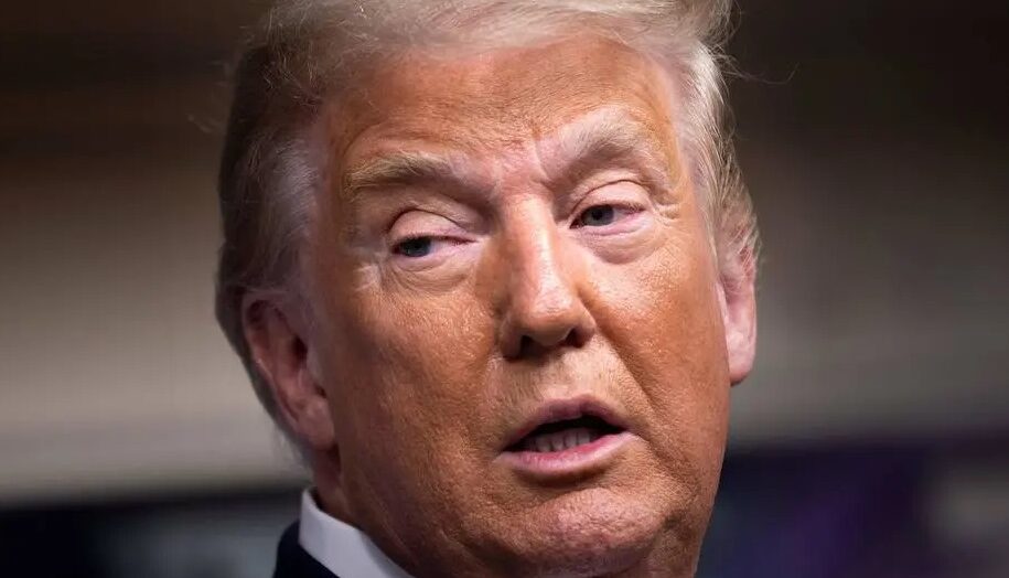 Em sua mansão na flórida, trump assiste em silêncio a julgamento de impeachment na tv