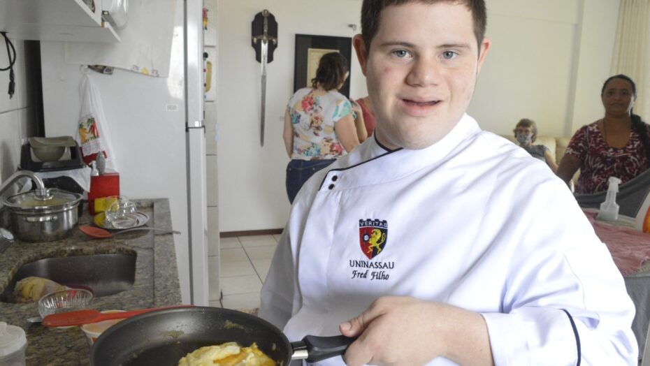 Jovem é o primeiro Natal RNense com Síndrome de Down a estudar gastronomia e empreender no ramo - Agora RN