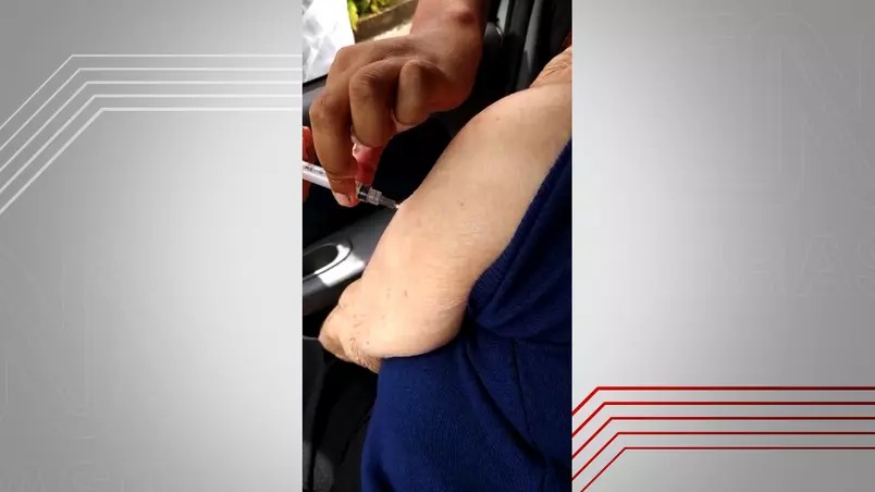 Profissionais que fingirem aplicar vacinas podem ter registro cassado, diz cofen