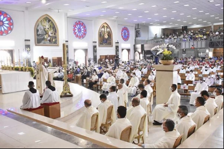 Mulher cai na igreja, pede indenização e juíza nega: “geração mimimi”