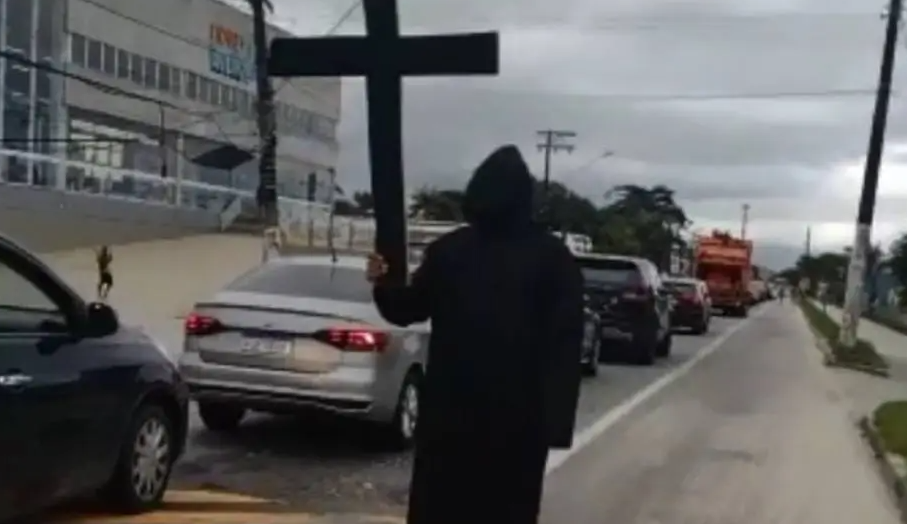 Teve gente que se benzeu e também que aplaudiu, diz morador de bertioga que se vestiu de dona morte