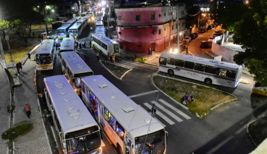 Motoristas de ônibus fazem nova paralisação no viaduto do baldo contra corte no salário