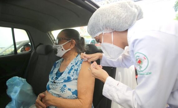 Vacina&ccedil;&atilde;o alcan&ccedil;a idosos de 72 anos e profissionais de sa&uacute;de em natal