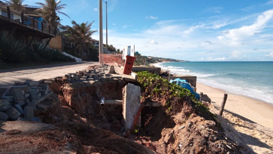 Chuvas agravam danos causados pelo mar no calçadão da praia de ponta negra, em Natal RN