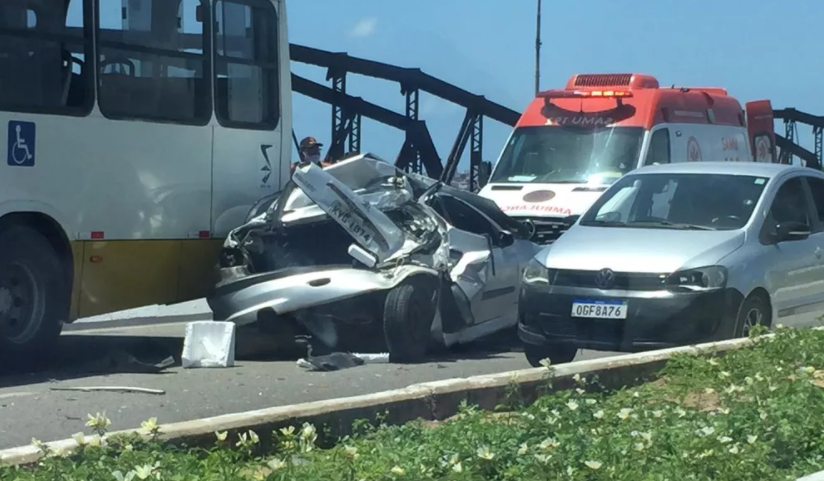 Carro parado na ponte de igap&oacute; &eacute; atingido por &ocirc;nibus e fica destru&iacute;do