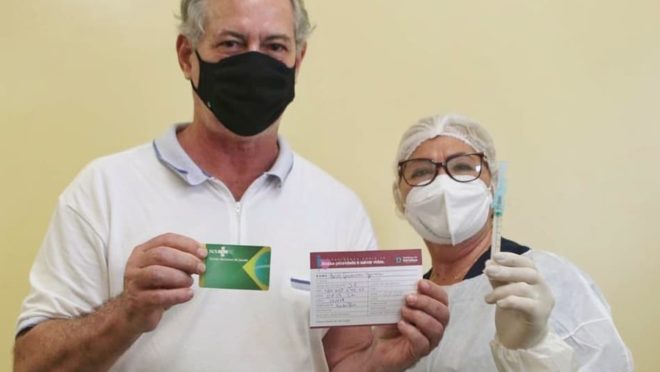 Ciro gomes recebe primeira dose de vacina contra a covid-19 em fortaleza