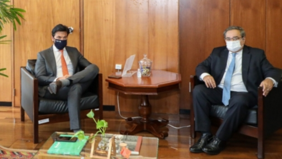 &Aacute;lvaro dias leva ao minist&eacute;rio das comunica&ccedil;&otilde;es projeto para facilitar acesso de alunos &agrave; internet