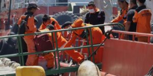 Submarino é encontrado com os 53 tripulantes mortos; veja fotos do resgate