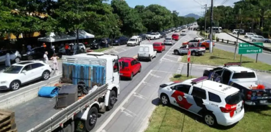 Após testar positivo para covid-19, turista fura bloqueio sanitário e é perseguida