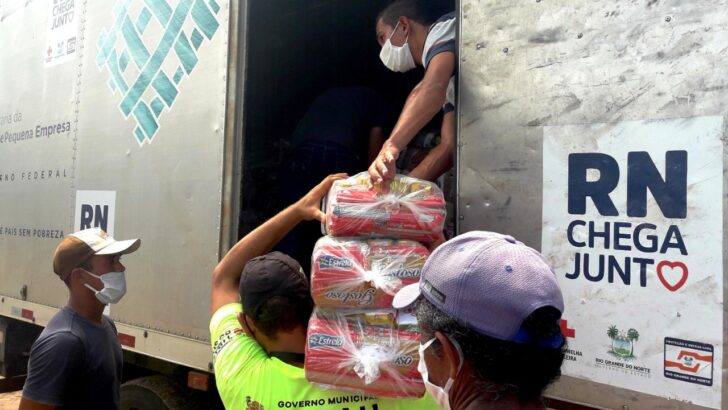 Governo do rn entrega mais de 1000 cestas básicas para setor turístico de tibau do sul