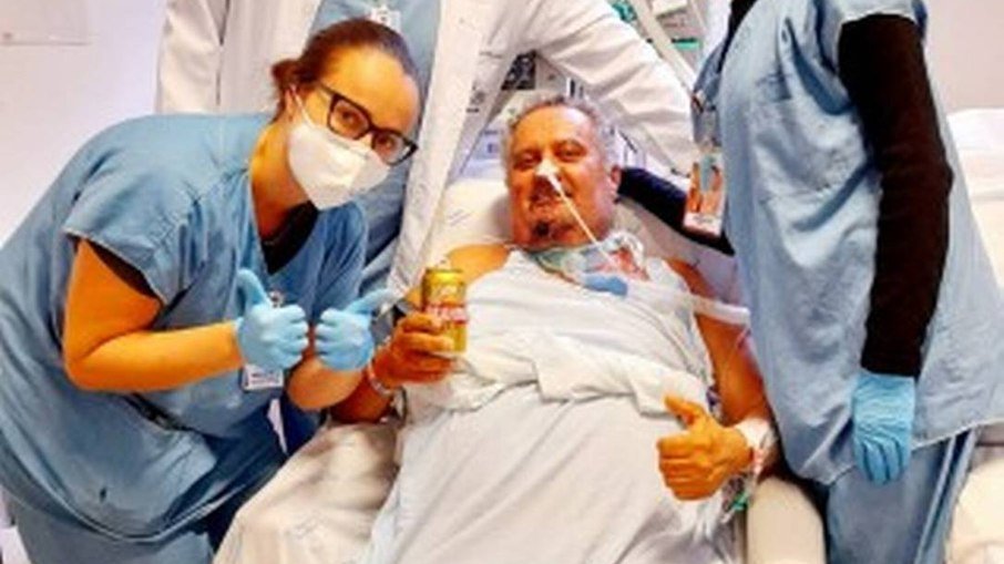 Internado por covid, paciente tem desejo atendido e toma cerveja em hospital