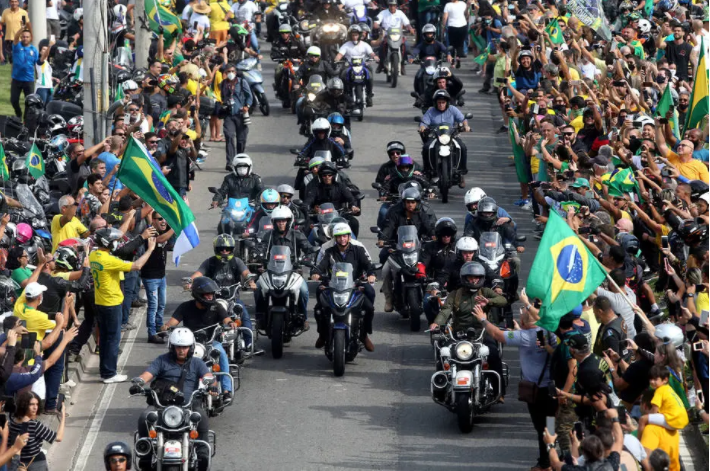 Bolsonaro participa, sem máscara, de ato com motociclistas no rio