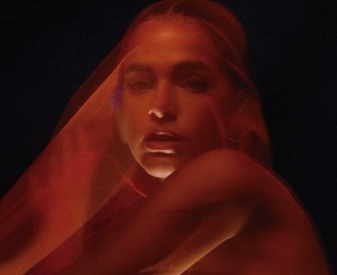 Bruna marquezine é fotografada nua, com seios à mostra, e quebra a inteRio Grande do Norteet: “proporções épicas”