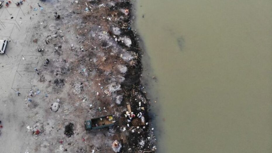 Considerado sagrado, rio vira ‘cemitério’ com corpos flutuantes ou enterrados às margens na Índia