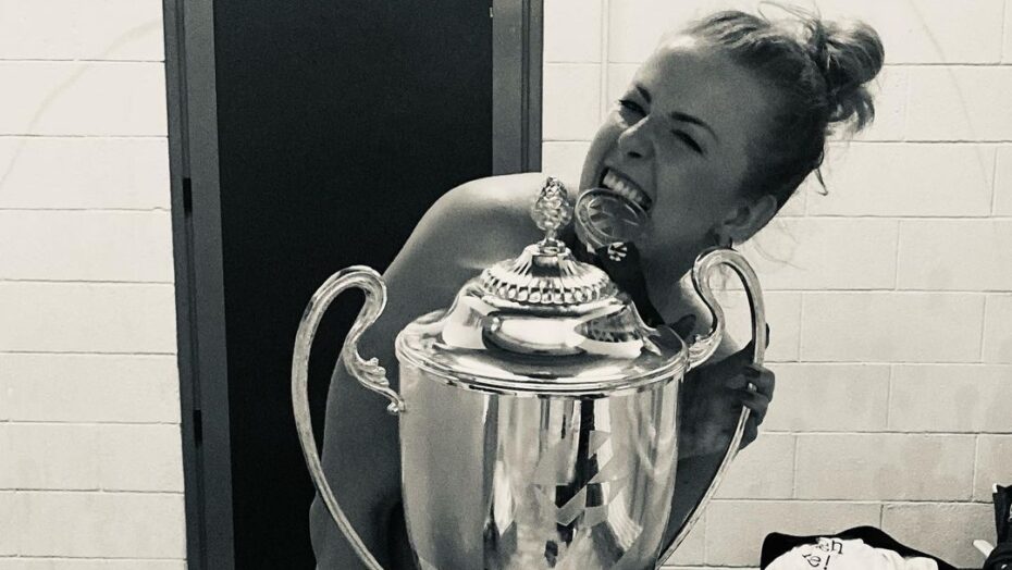 Equipe de vôlei é campeã e atleta comemora com foto nua nas redes sociais; veja