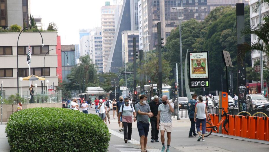 Brasil chega a 15,19 milhões de casos e 422,3 mil mortes por covid-19