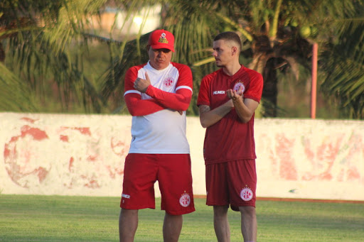 Romarinho volta a atuar como meia no américa e vive bom momento